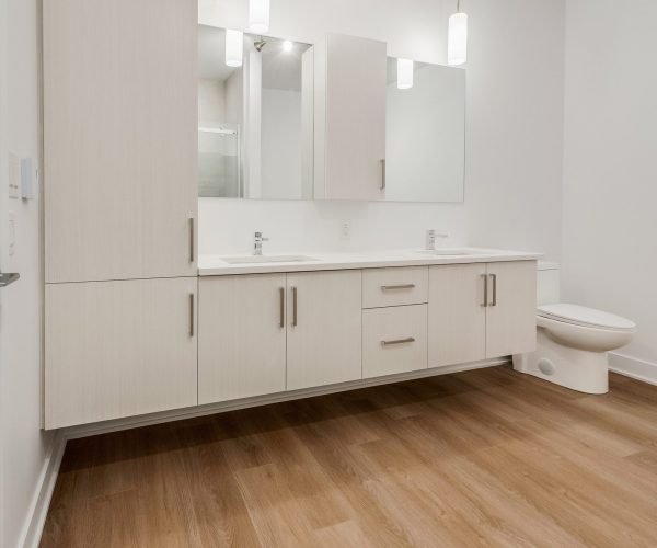 salle de bain dans un condo récemment construit